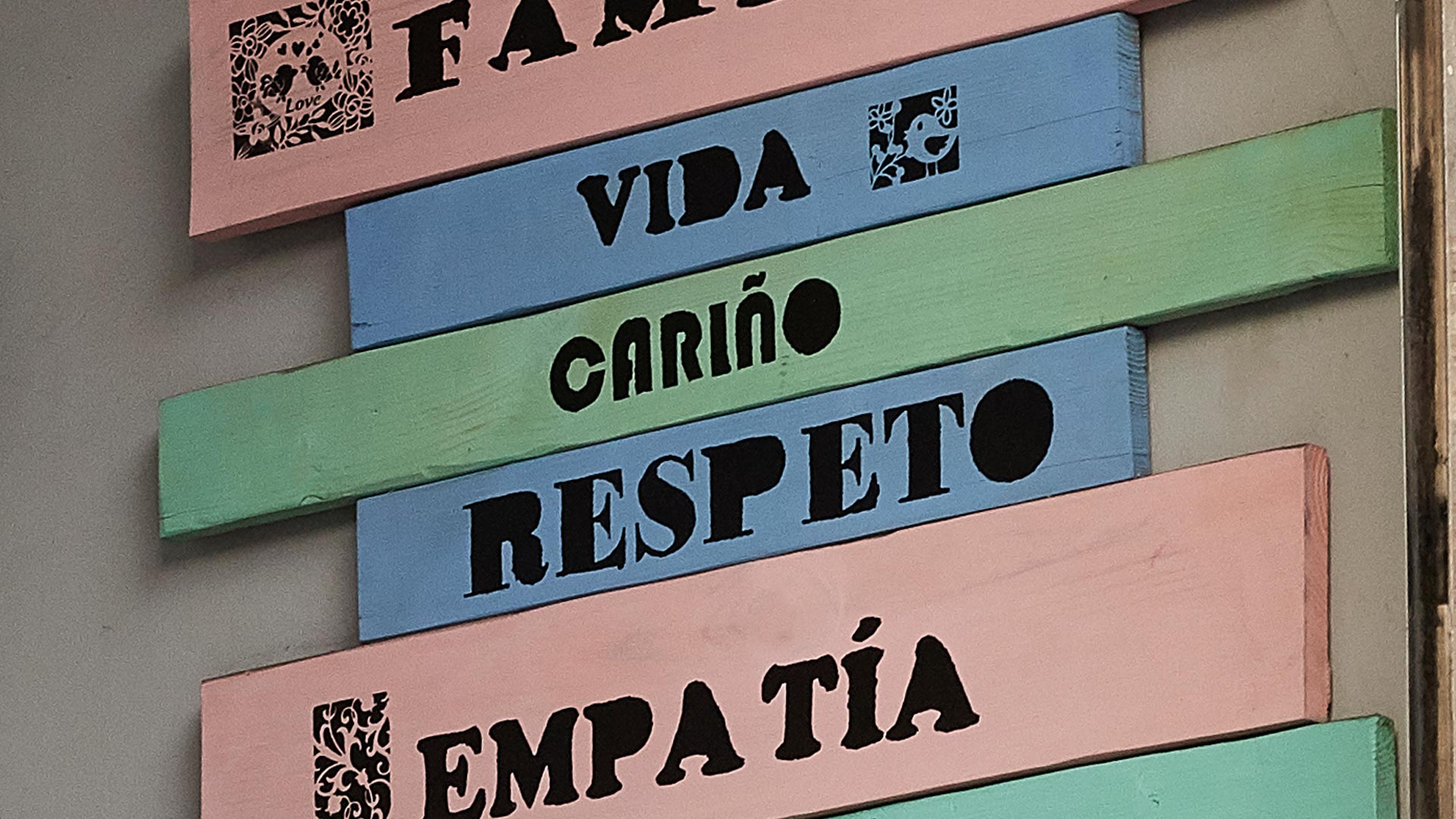 carteles de colores con las palabras vida cariño respeto y empatía