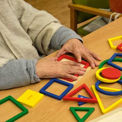 usuaria con juego de reconocimento de formas geométicas y colores